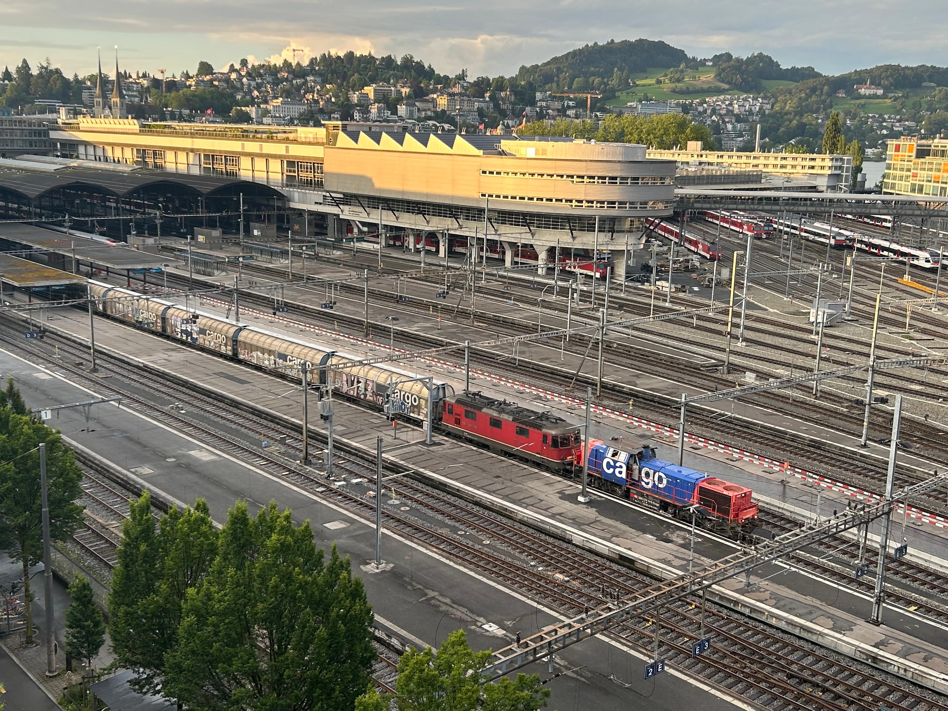 Güterzug im Bahnhof Luzern