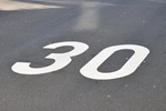 Tempo 30 Schrift auf Strasse